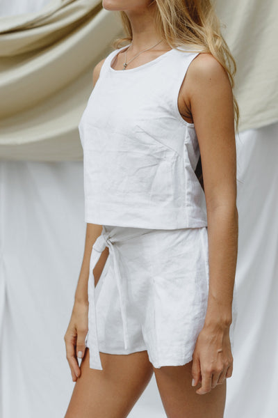 Mia Shorts in white linen